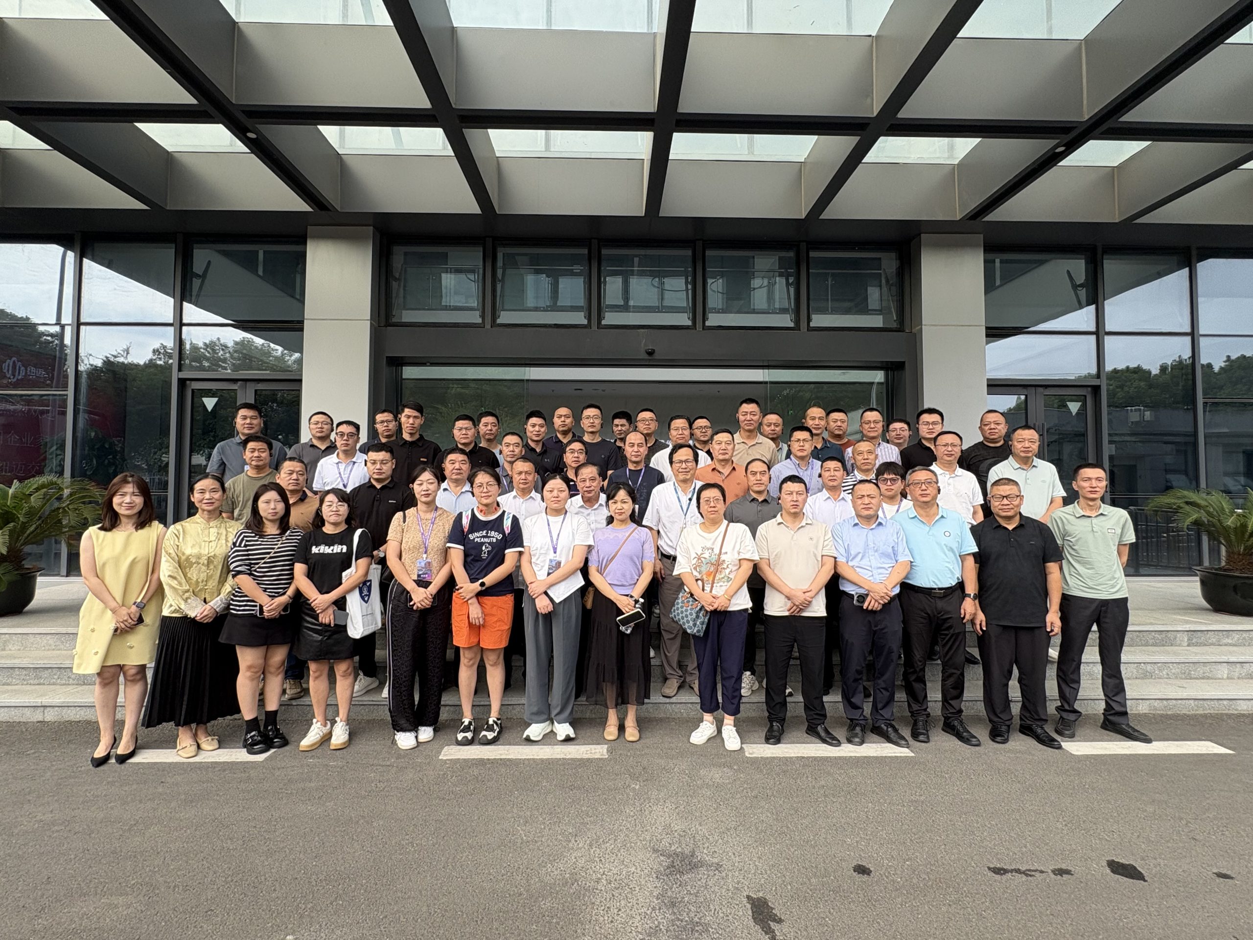 專精特新企業(yè)家代表團(tuán)走進(jìn)紐邁